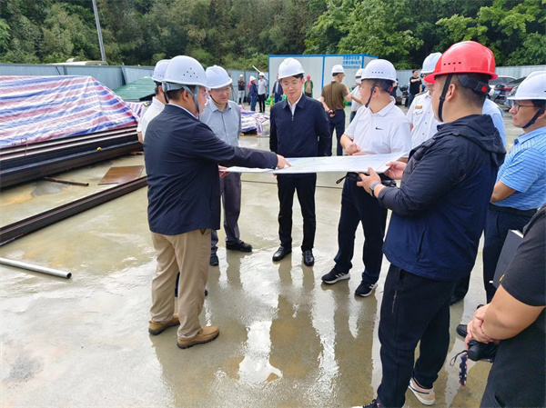 4月28日，市委常务、常务副市长任生调研新安江防洪项目建设情况，星空体育·(中国)官方网站-登录入口副总经理张高峰陪同调研。.jpg