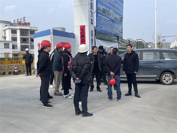2月5日，县长王奇勇带队调研新徽商创业基地一期一标段项目春节后复工复产工作，星空体育·(中国)官方网站-登录入口总经理潘楷金陪同调研。.jpg